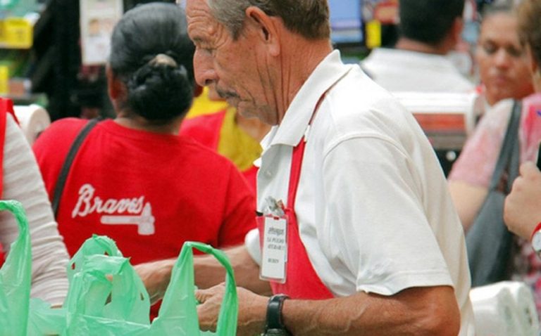 Golpea coronavirus economía de trabajadores de la tercera edad