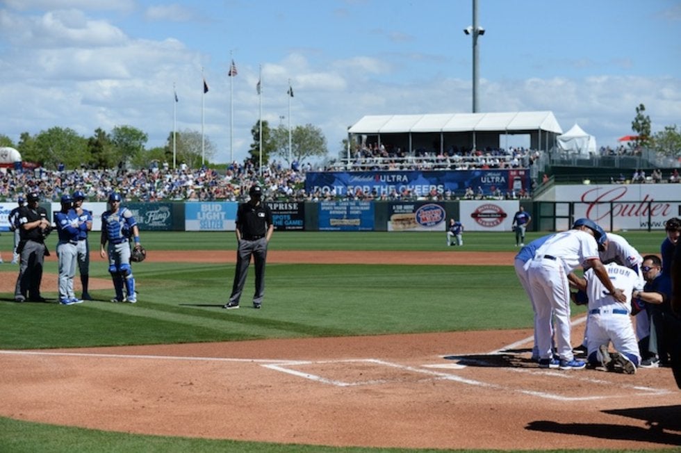 Julio Urías le rompe la mandíbula a rival con un pelotazo