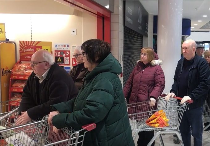 Horaria en los supermercados para las personas mayores tengan acceso