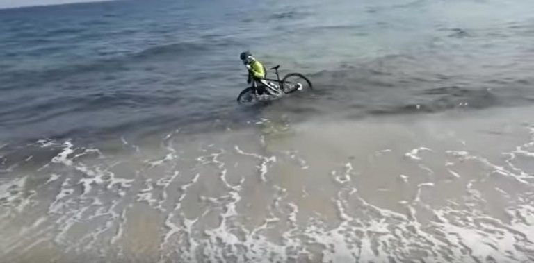 Ciclista acaba en la playa al intentar escapar de la Policía