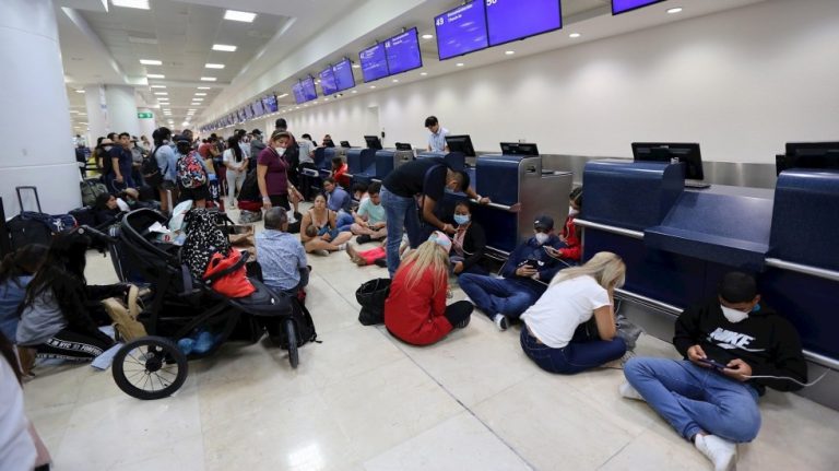 Peruanos varados en aeropuerto de Cancún piden ayuda humanitaria