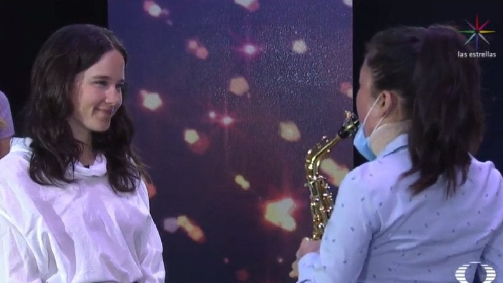 La saxofonista atacada con ácido toca junto a Ximena Sariñana