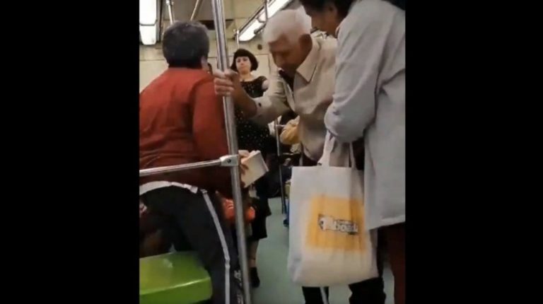 Expulsan a adulto mayor de 94 años de vagón del metro