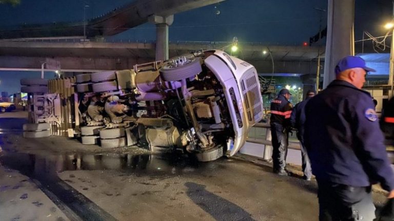 Vuelca tráiler con pollo congelado en Constituyentes