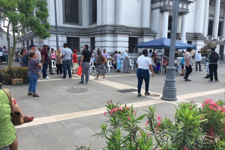 Largas filas en la entrega de apoyos federales a adultos mayores