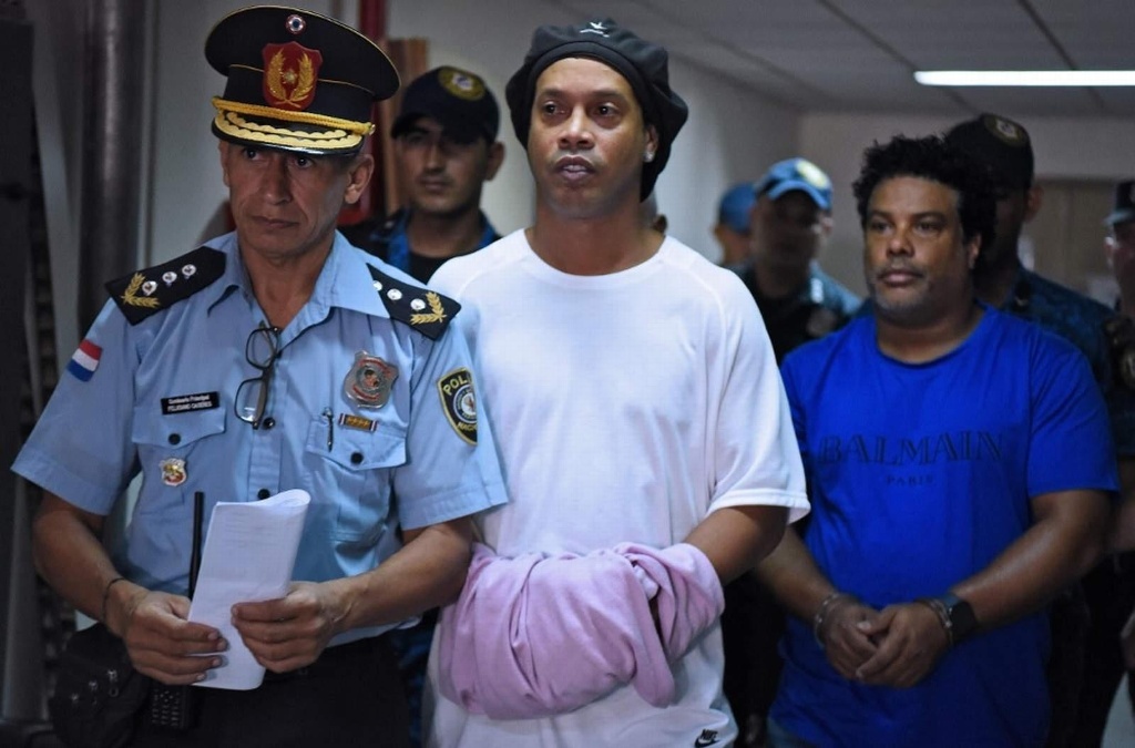 Ronaldinho presenta a su nuevo 'compañero de ataque' en la prisión