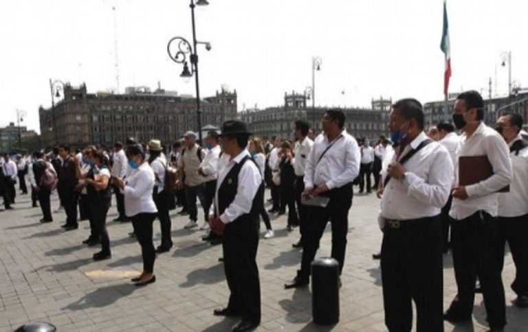 Meseros afectados por contingencia protestan en Palacio Nacional