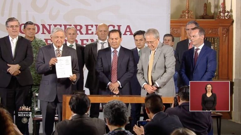 AMLO firma convenio con hospitales privados para hacer frente