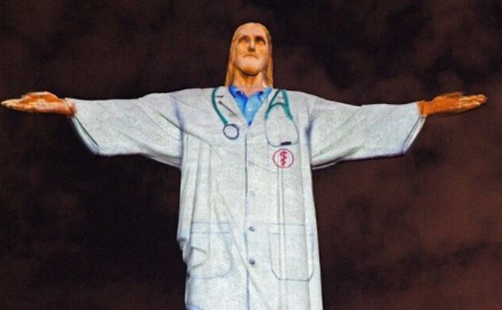 Visten de médico al Cristo del Corcovado en Brasil, ante pandemia