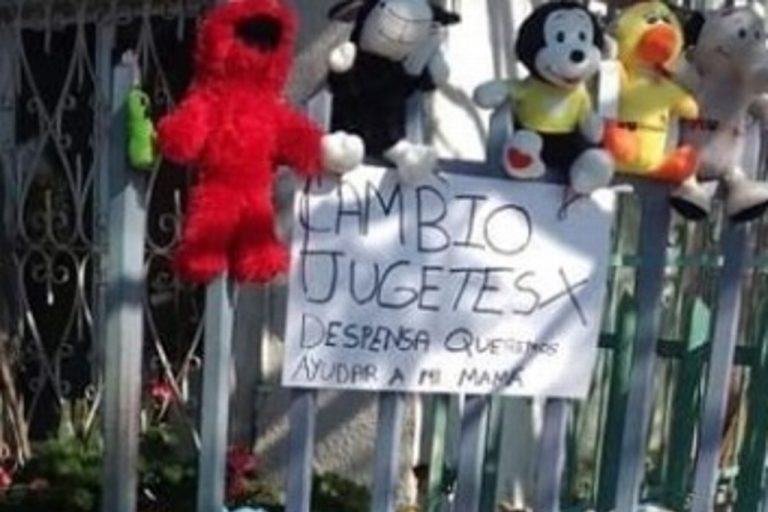 Se viraliza niño que intercambia juguetes por despensas