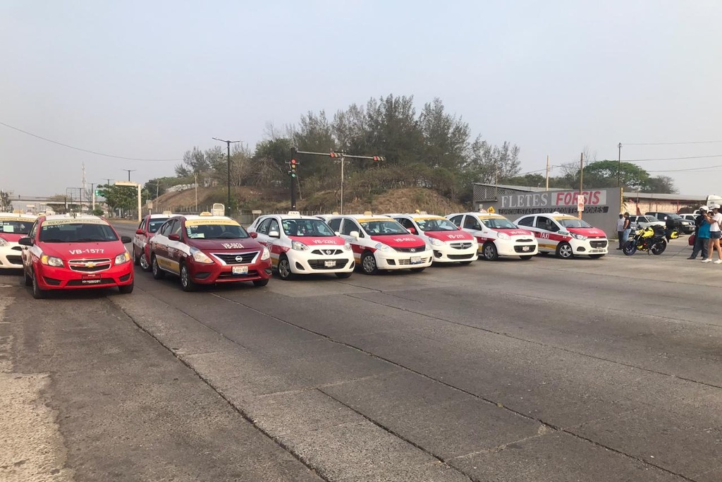 Taxistas bloquean avenida Rafael Cuervo en Veracruz