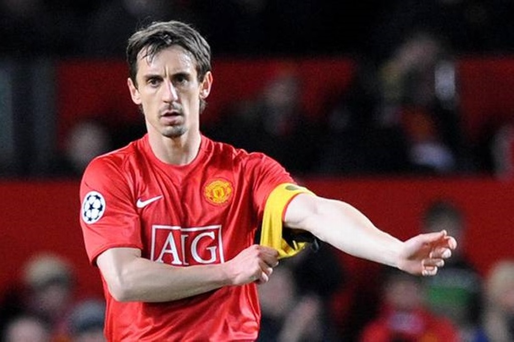 Gary Neville explora contra Premier League por querer reanudar futbol