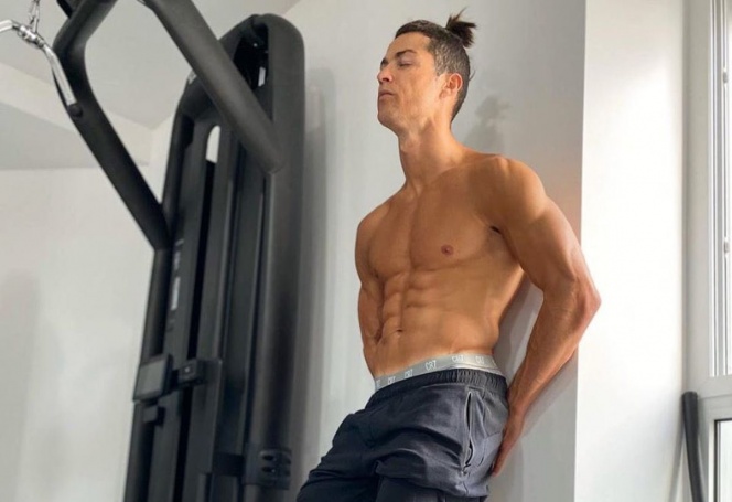 Cristiano Ronaldo se ejercita en casa con ayuda de sus hijos