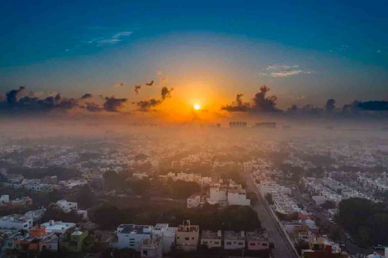 Incendios forestales cubren de humo a Cancún y Playa del Carmen