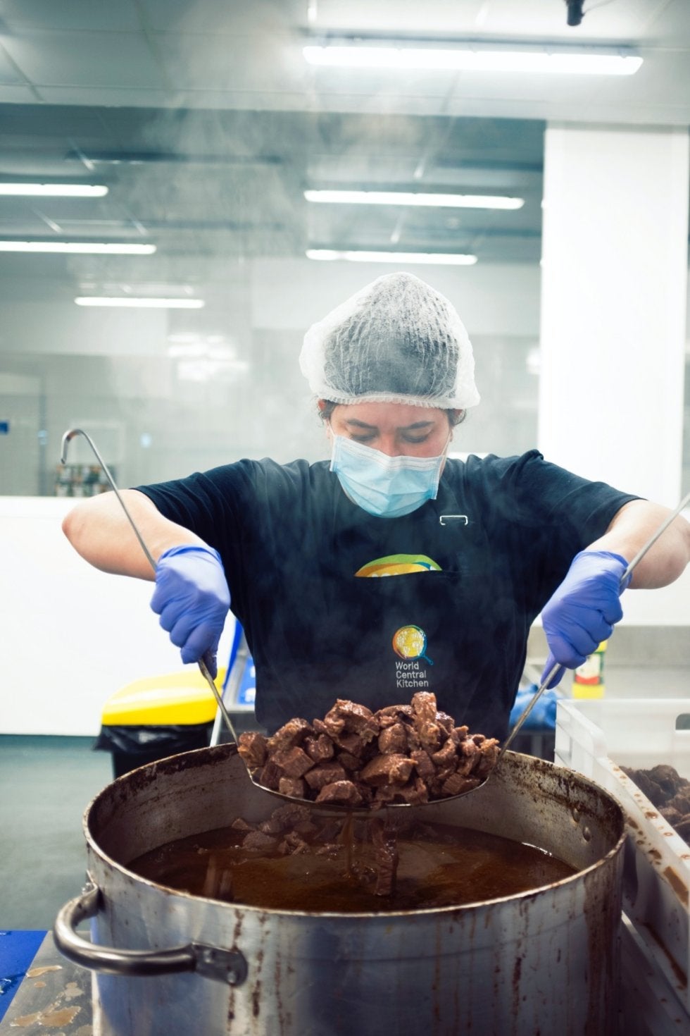 Mexicana que está al frente de la cocina solidaria más grande de España