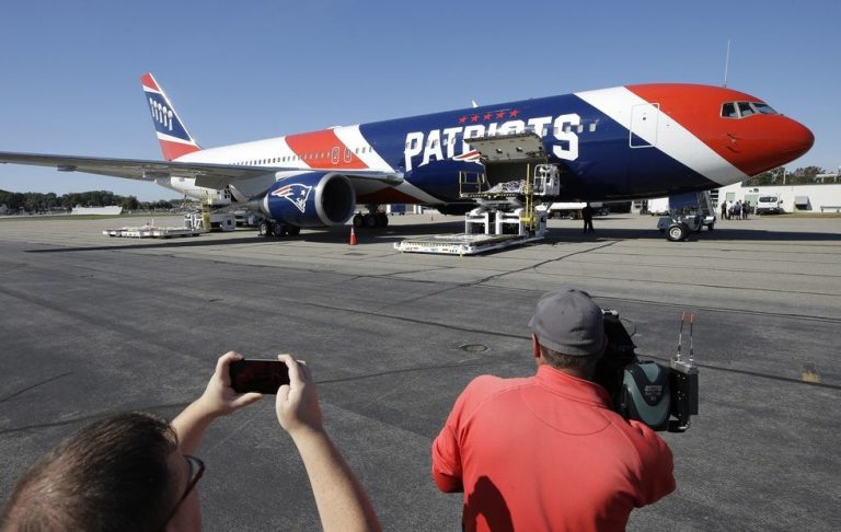 Patriotas en la vida real. El avión del equipo recoge 1 millón de mascarillas