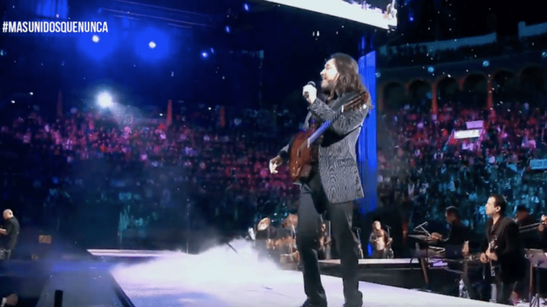 #Video El Buki comparte concierto a través de YouTube