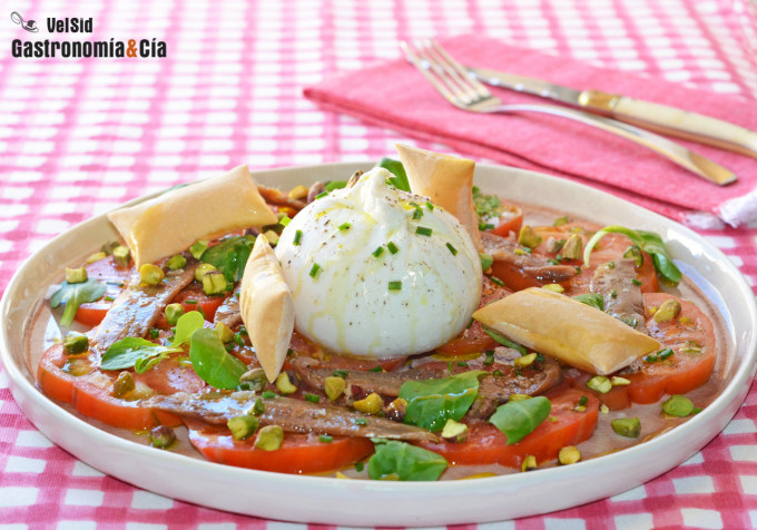 Ensalada de tomate con burrata y sardinas anchoadas, para compartir