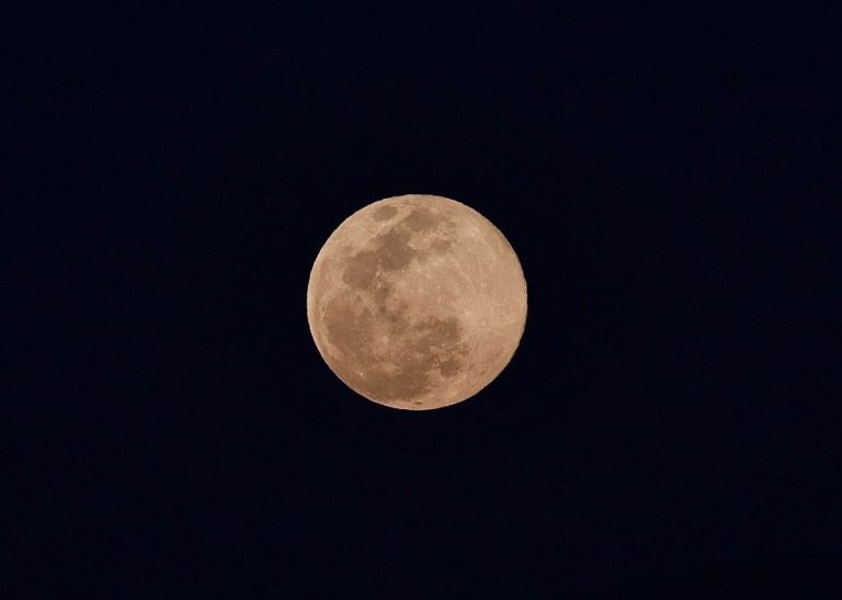 ‘Luna rosa’ ilumina el cielo de Saltillo de abril.