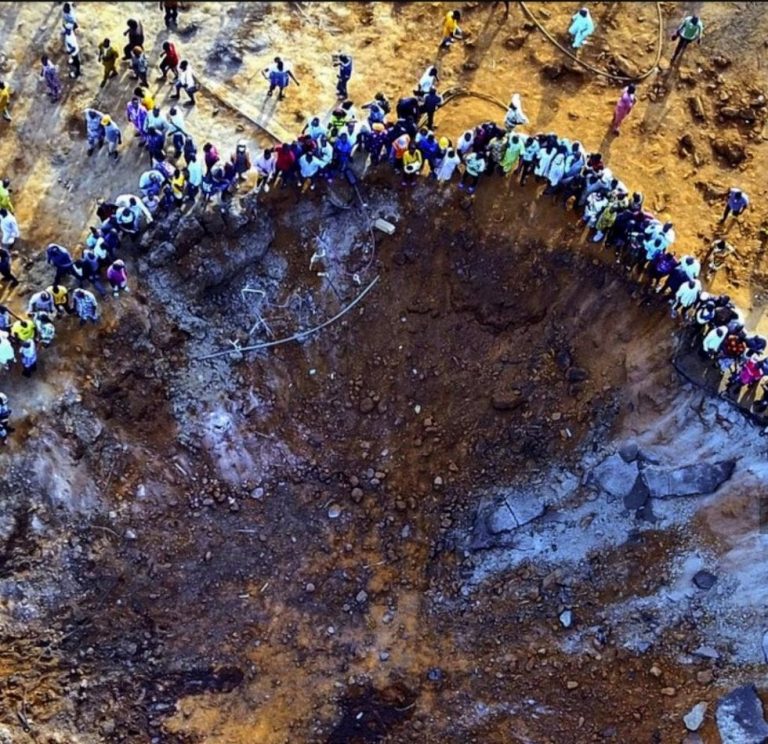 Cae supuesto meteorito en Nigeria dejando inmenso cráter