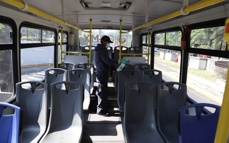 Hasta cinco personas se pueden contagiar de Covid-19 en un autobús