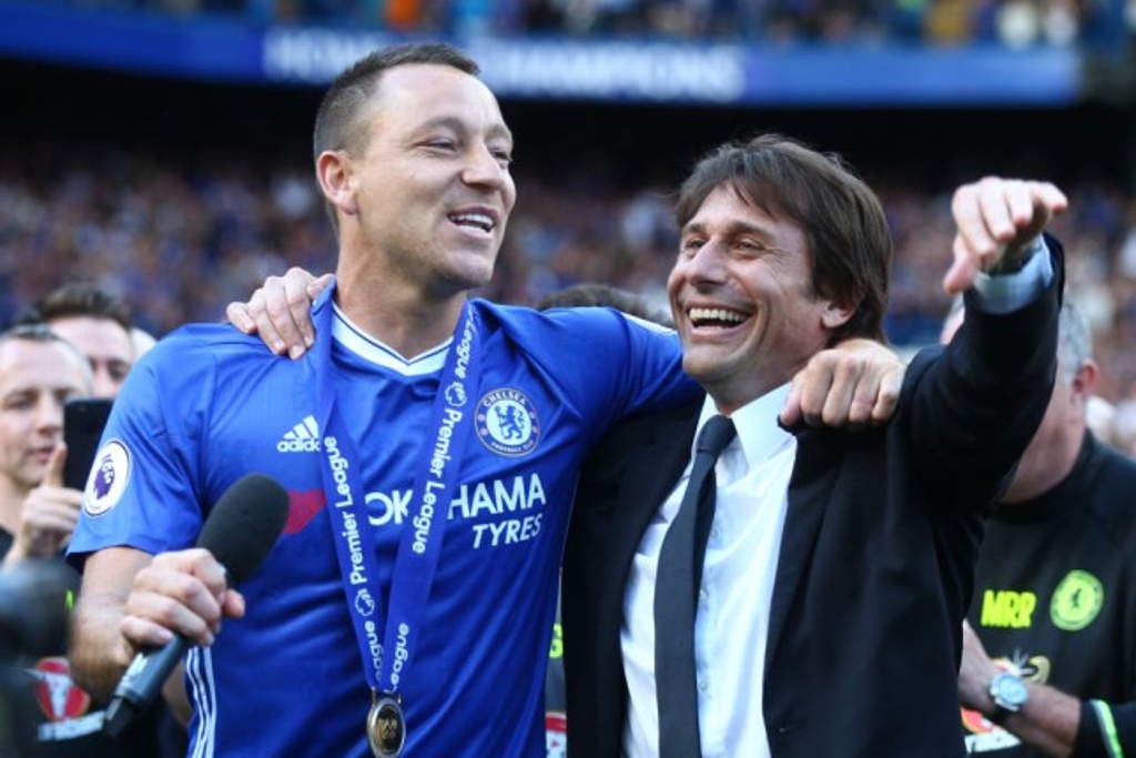 Fue un privilegio dirigir a una leyenda como John Terry: Antonio Conte