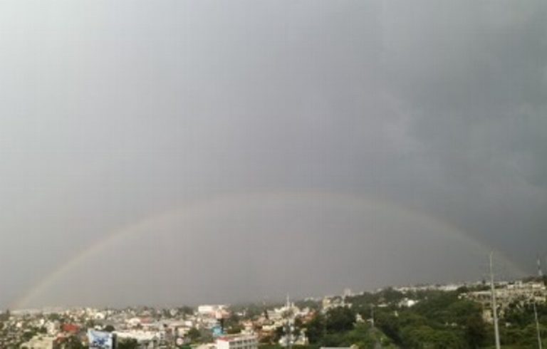 Durante lluvias han ocurrido períodos de sol, resultando en arcoíris