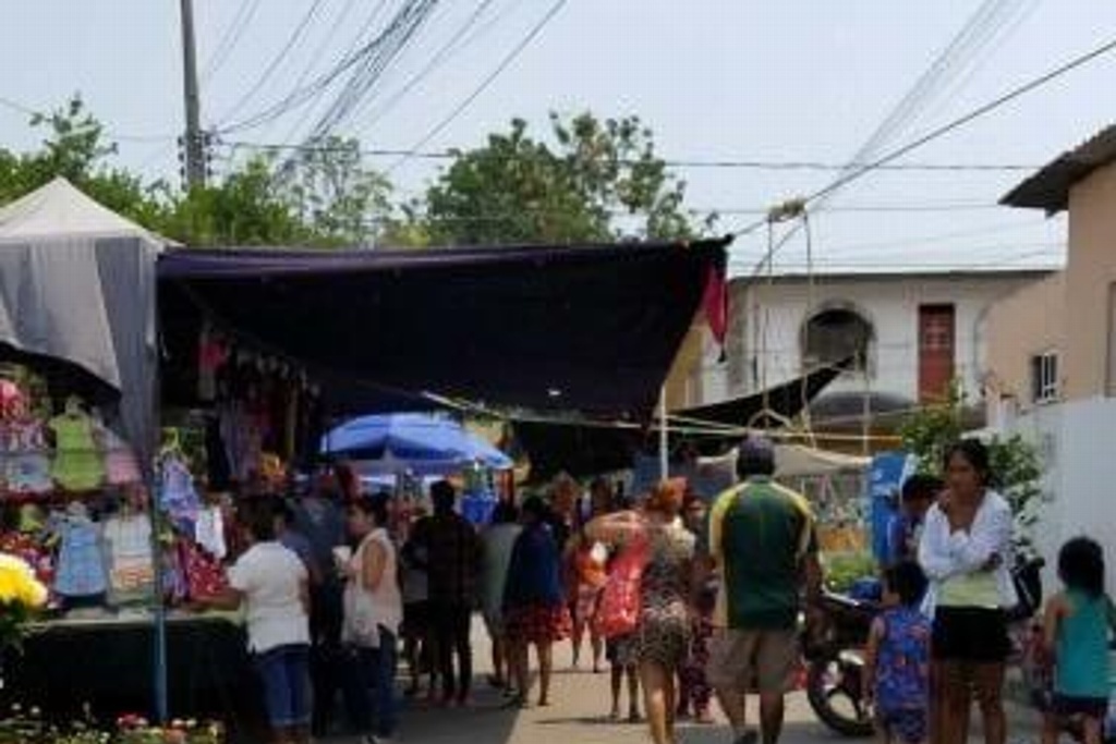 Retiran a comerciantes no esenciales en Tianguis de Dos Caminos