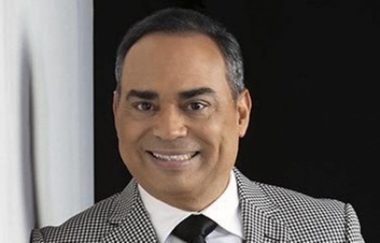 Gilberto Santa Rosa interpreta “Canta mundo” acompañado de sinfónica