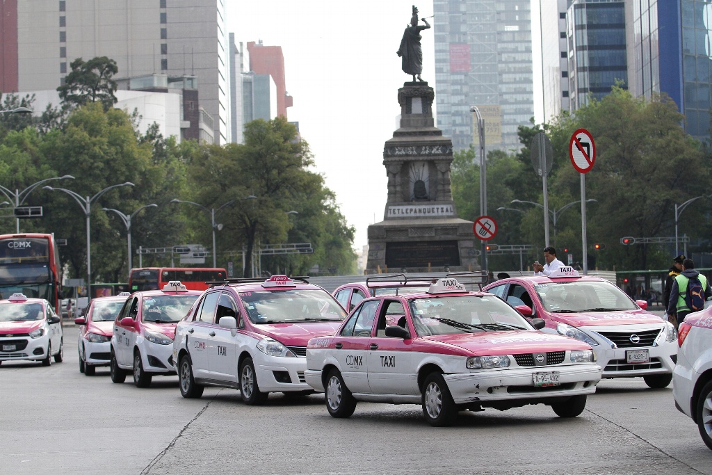 AMLO anuncia créditos Fonacot que incluye a taxistas y meseros