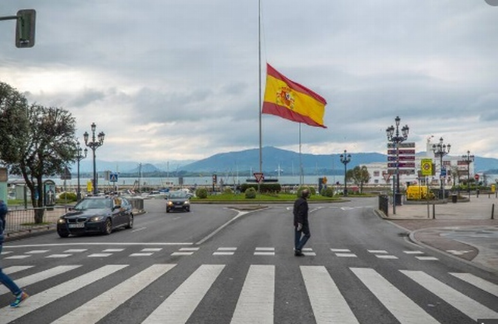 España inicia luto nacional de 10 días por víctimas de COVID-19