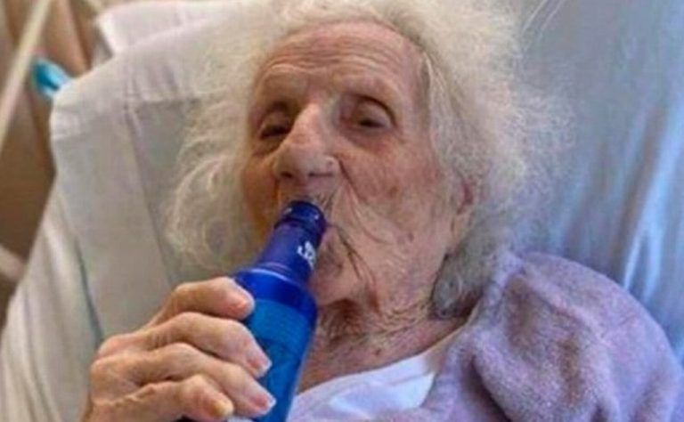 Mujer de 103 años vence al COVID-19 y celebra bebiendo cerveza