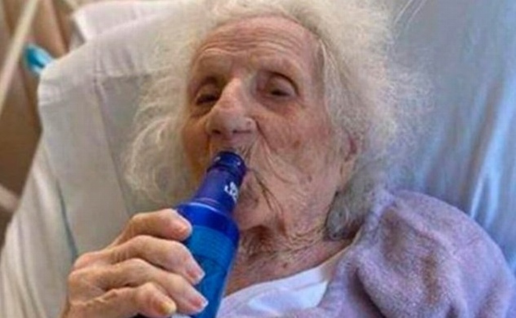 Mujer de 103 años vence al COVID-19 y celebra bebiendo cerveza