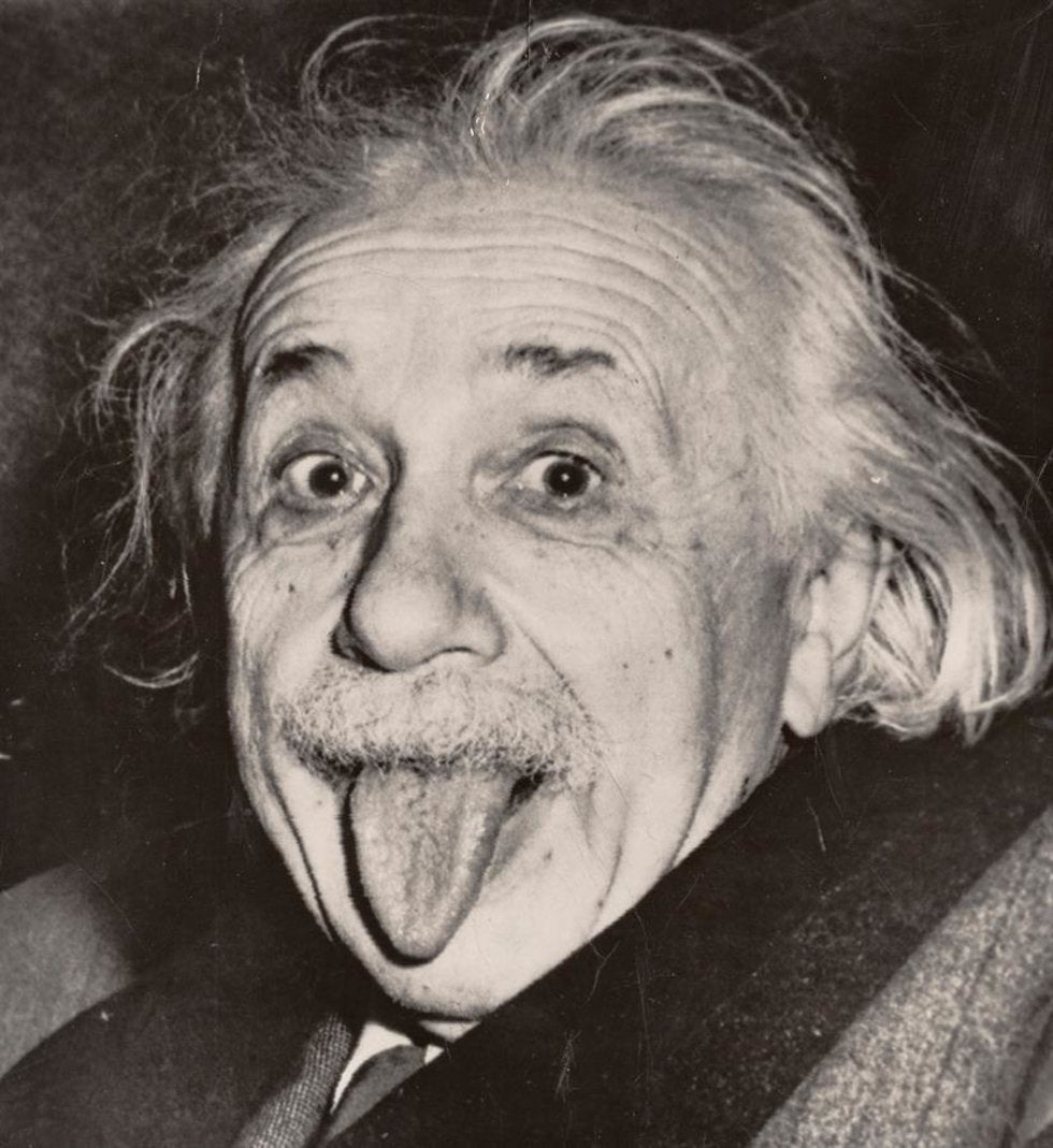 Subastan la copia más antigua de la icónica foto de Einstein sacando la lengua