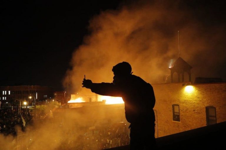 Incendian comisaría en tercera noche de protestas por abuso policial