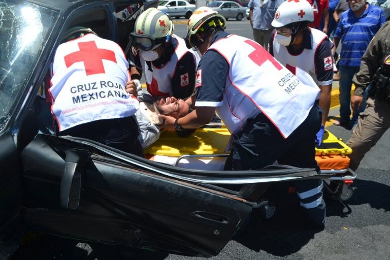 'Destrozan' auto, conductor casi acaba prensado en avenida de Saltillo