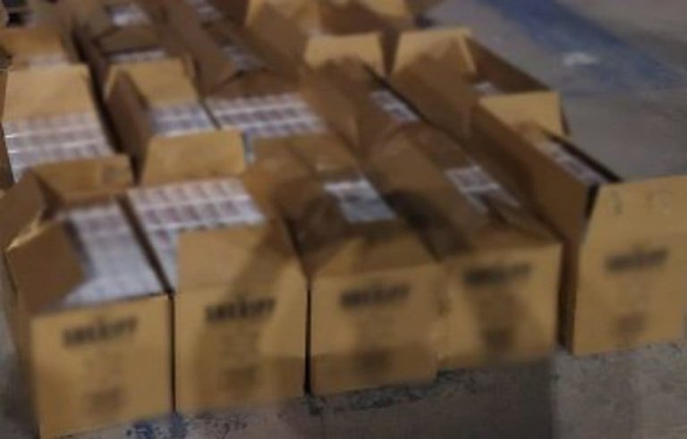 Detienen a estadounidense con 13 mil cajetillas de cigarros