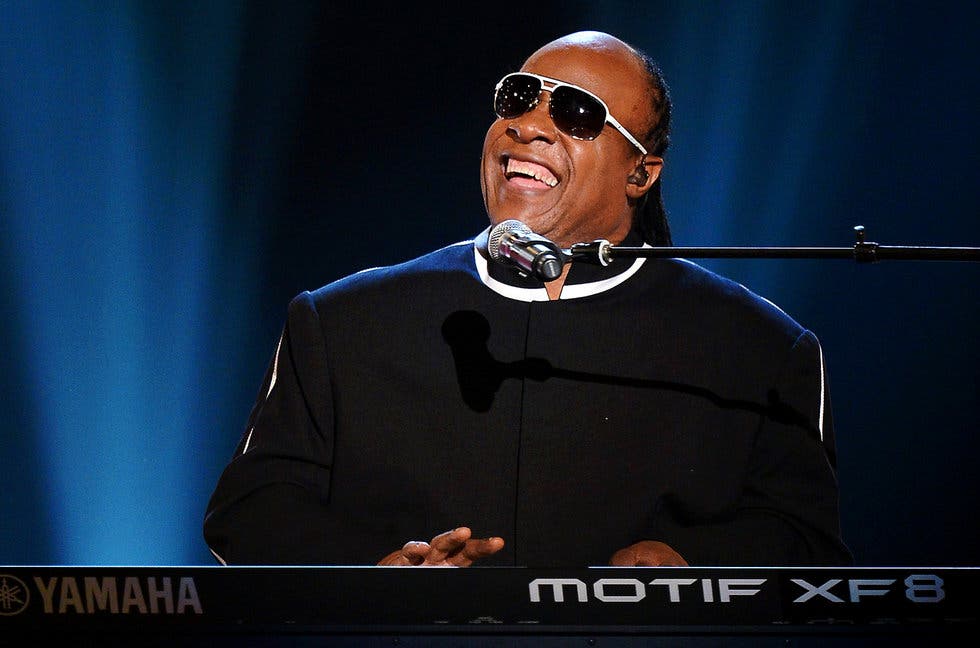 Bono, Stevie Wonder y Ritmo Peligroso festejo más que inusual