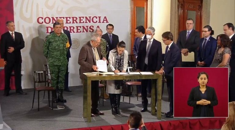 AMLO firma convenio con Teletón para reconvertir 16 CRITS en atención