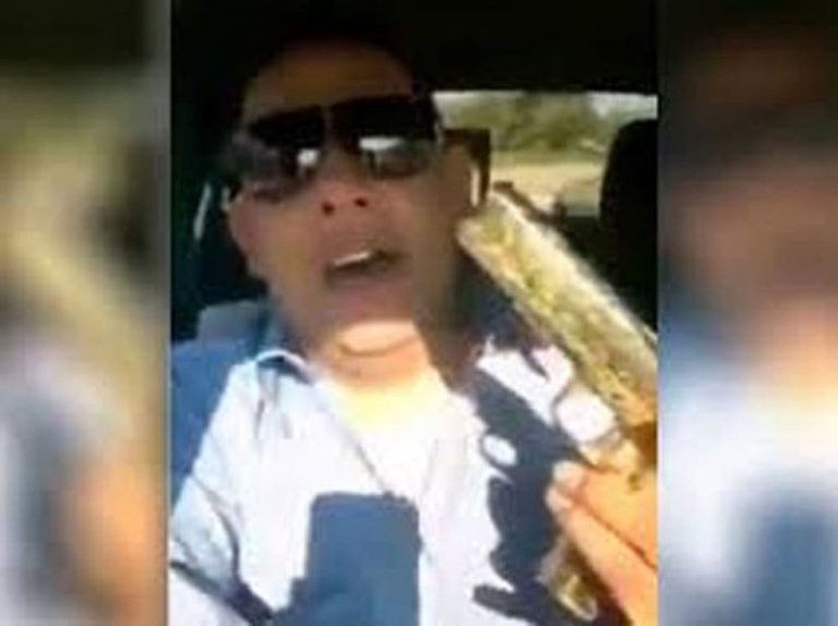 Guardia Nacional presume su pistola bañada en oro en fiesta