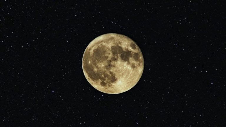 Surgen dudas de cómo se formó la Luna debido a emisiones de iones