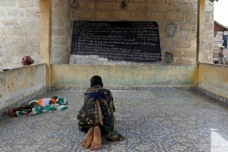 En Nigeria toman clases 'a distancia'... desde un pizarrón público