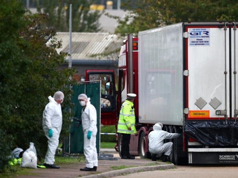 Detienen a 26 en Francia tras hallazgo 39 migrantes muertos en camión