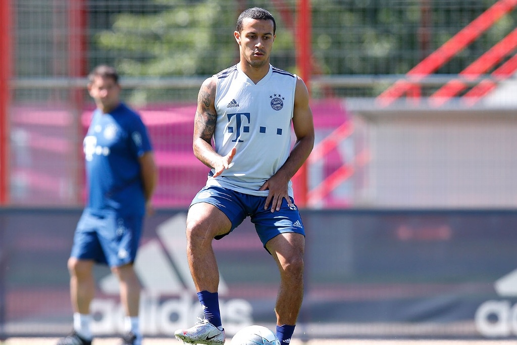 Thiago Alcántara se reincorpora a entrenamientos con Bayern Múnich