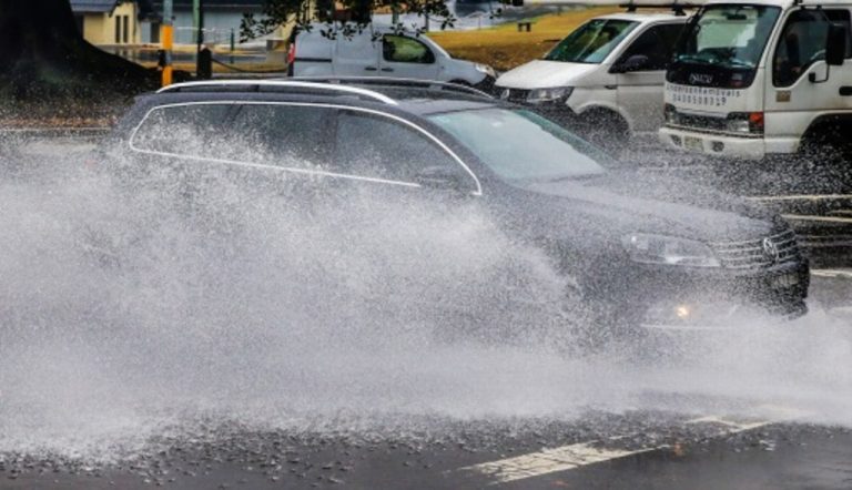 ¿Sabes conducir tu automóvil en una calle inundada?