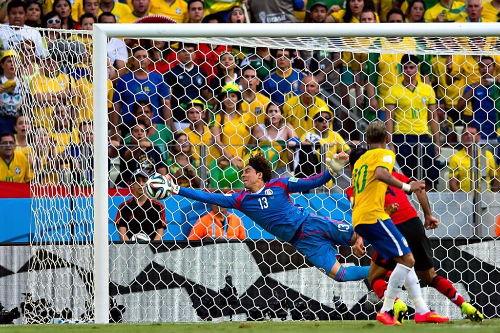 El día que Ochoa estremeció al mundo con la atajada ante Brasil