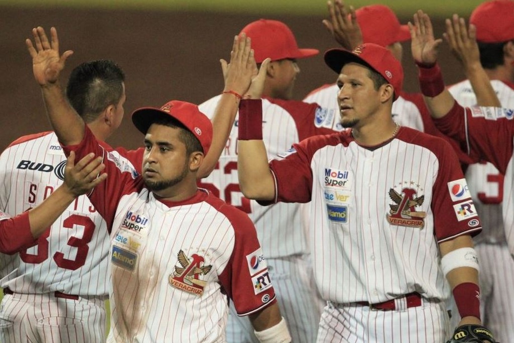 Arriba el Águila! Los Rojos ganan campeonato de equipos retro de LMB!