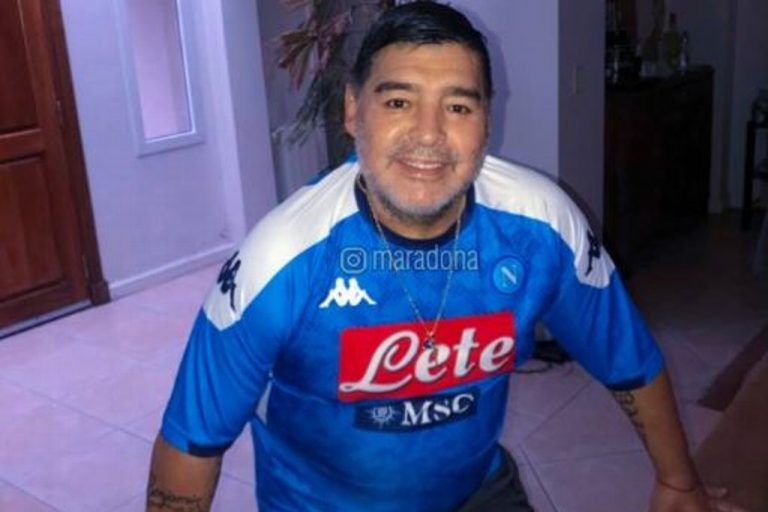 ¡Maradona envuelto en polémica por bailar desnudo!