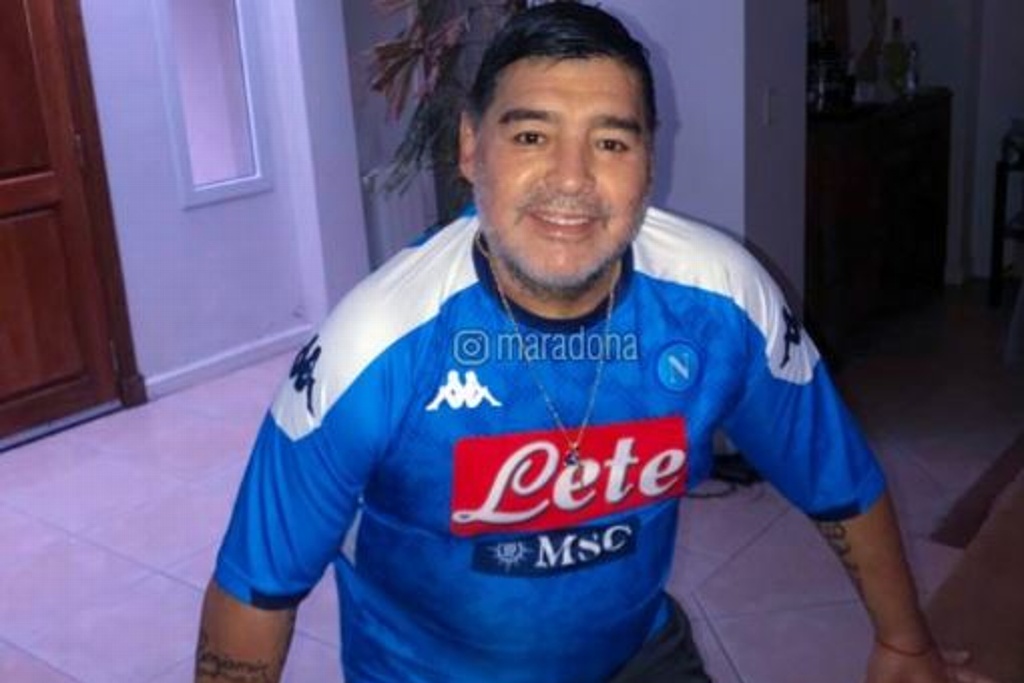 ¡Maradona envuelto en polémica por bailar desnudo!