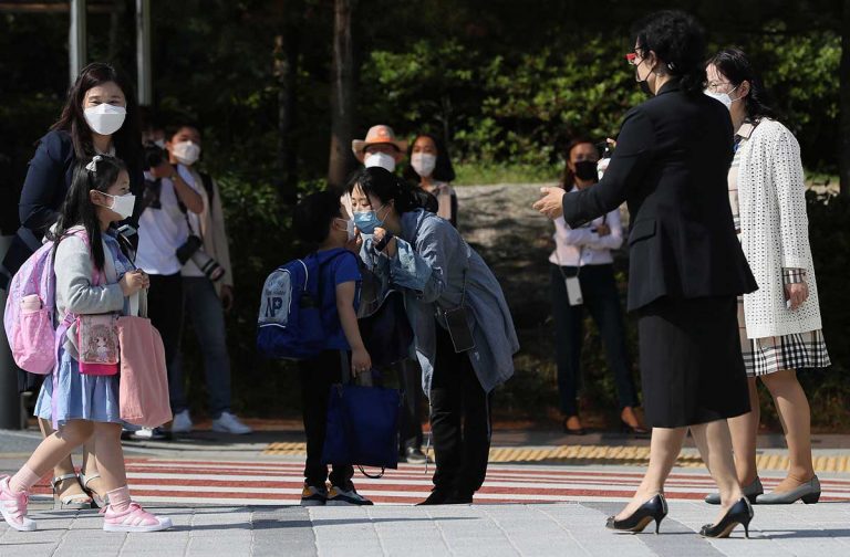 Corea del Sur reabre escuelas pese a repunte de casos